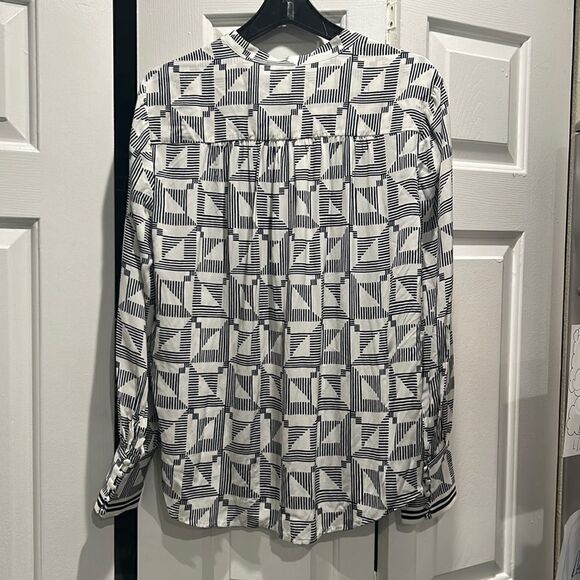 SALE!!! NWT Joie Navy/White Geometric Button Down, Size Large - Picture 6 of 9